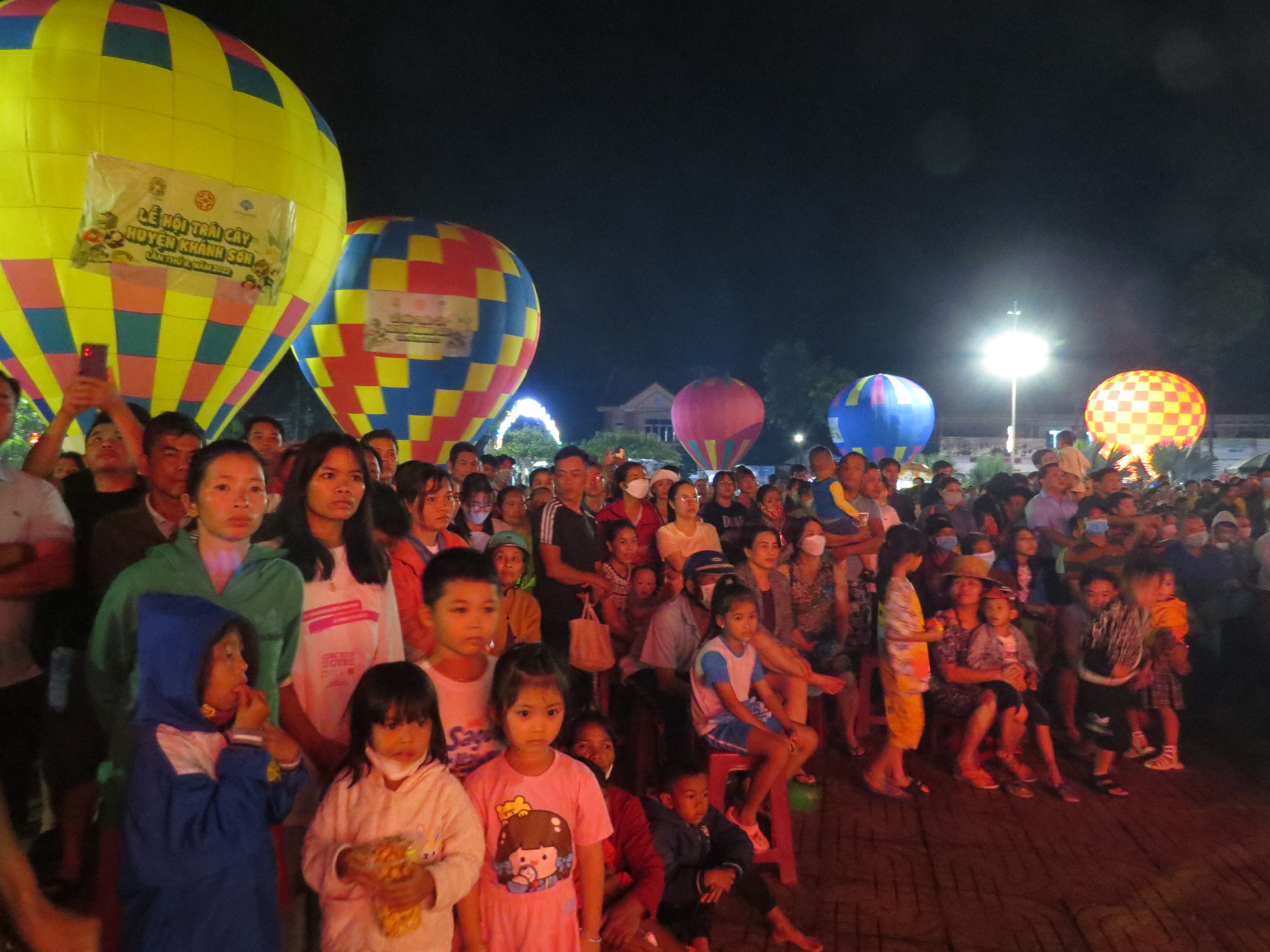 Đông đảo người dân, du khách xem chương trình khai mạc lễ hội