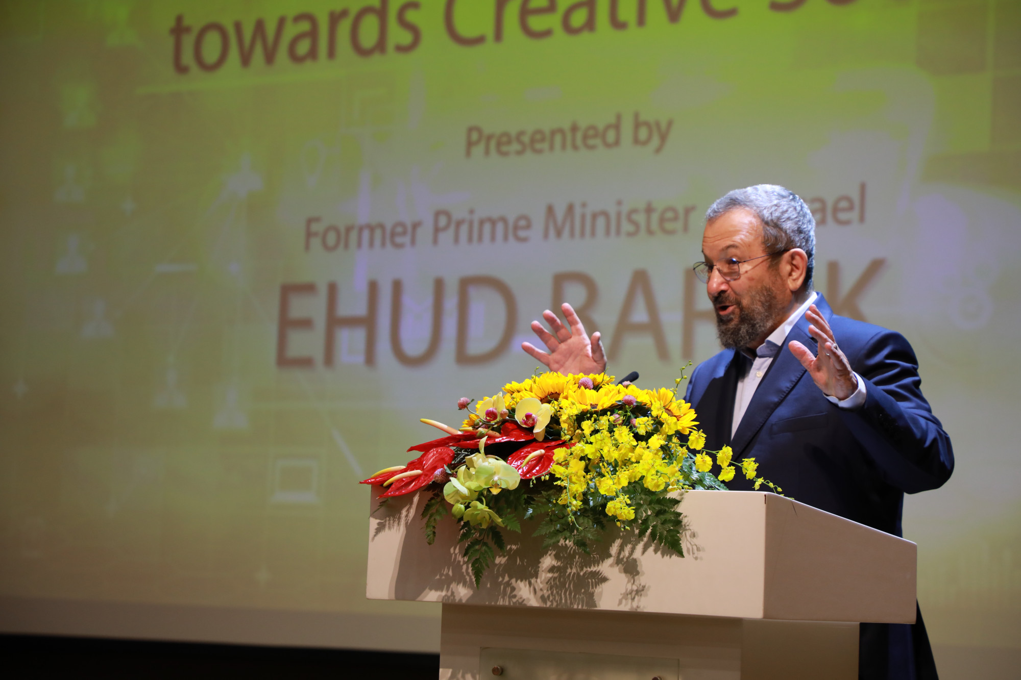 Cựu Thủ tướng Israel Ehud Barak trò chuyện với học sinh, sinh viên Việt Nam