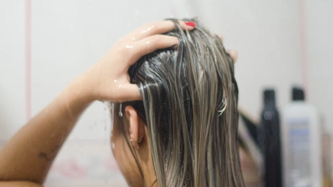 Tránh gội đầu và tạo kiểu tóc quá nhiều: Bây giờ bạn đã biết cách gội đầu, điều quan trọng là bạn phải biết tần suất gội đầu. Thật không may, việc ủ tóc nhiều lần một tuần có thể làm mất đi lượng dầu tự nhiên cần thiết để giữ cho tóc khỏe và bóng. 