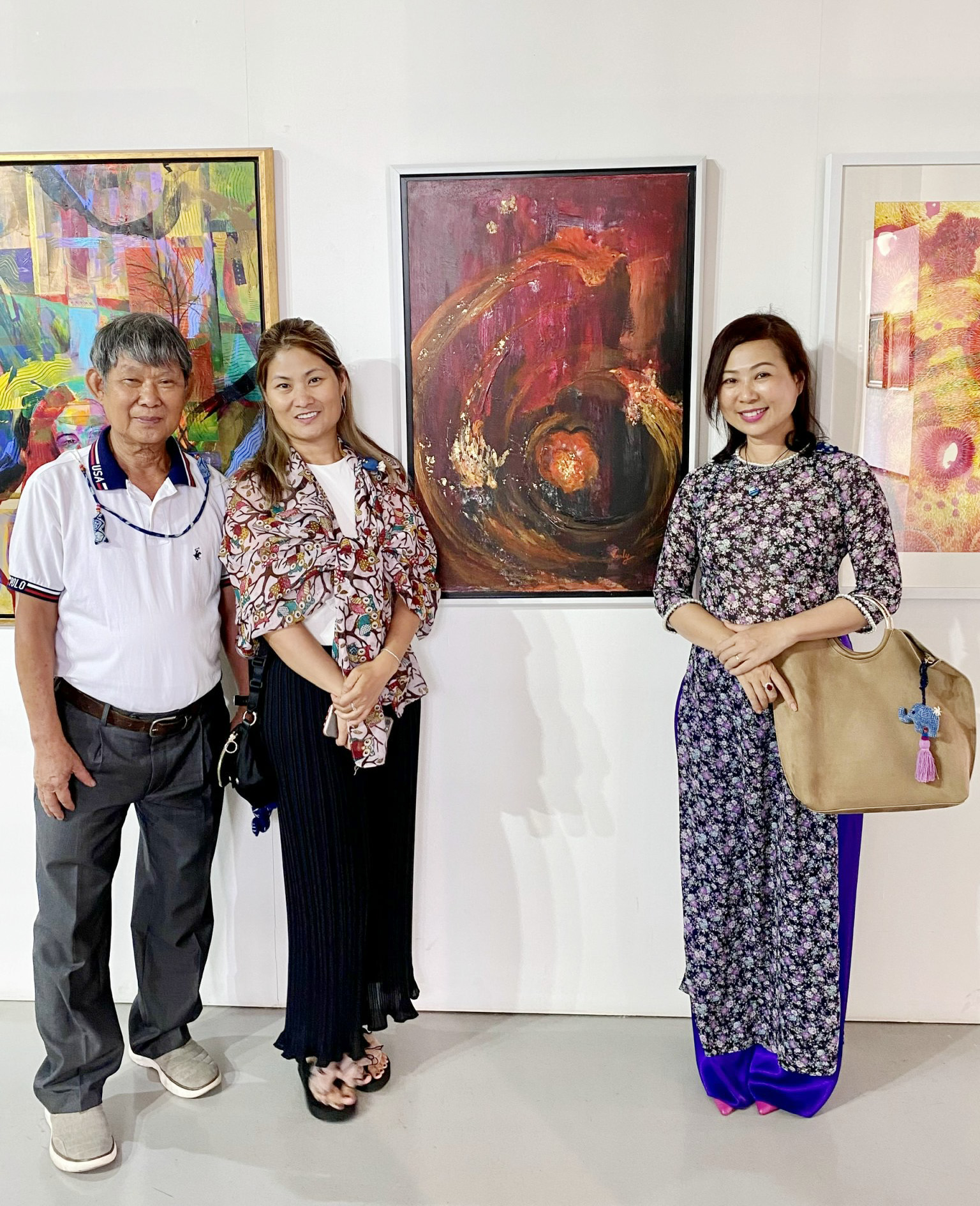 Từ trái qua: hoạ sĩ Lý Khắc Nhu, Lý Chánh Vân và Việt Kim Quyên tại khai mạc triển lãm