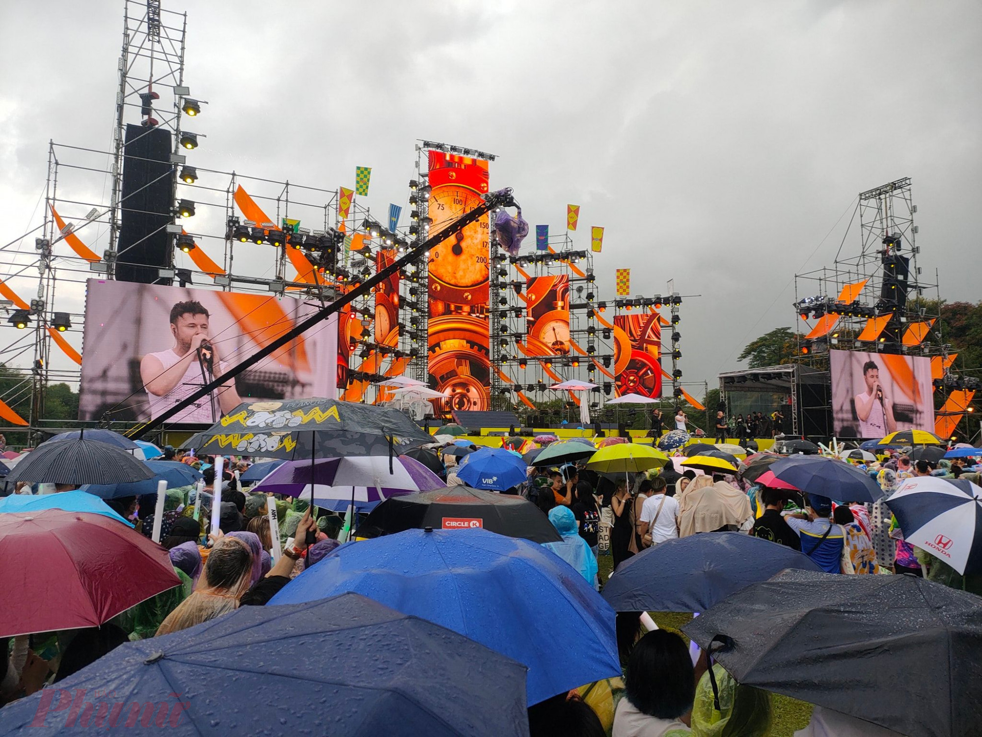 Cơn mưa bắt đầu nặng hạt cũng không ngăn nổi hàng ngàn khán giả Hà Nội chôn chân nhùn nhảy hết mình tại Hay Fest 