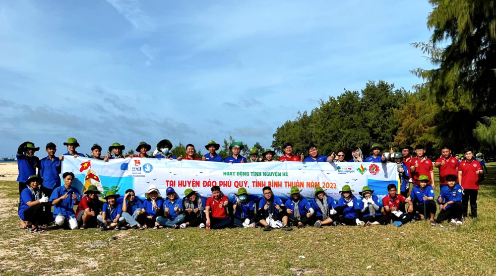 Các hoạt động tình nguyện hè tại đảo Phú Quý (tỉnh Bình Thuận) có 29 chiến sĩ tình nguyện “Mùa hè xanh” và 49 chiến sĩ tình nguyện “Kỳ nghỉ hồng” tham gia nhiều công trình, phần việc phục vụ thanh thiếu nhi, người dân trên đảo.