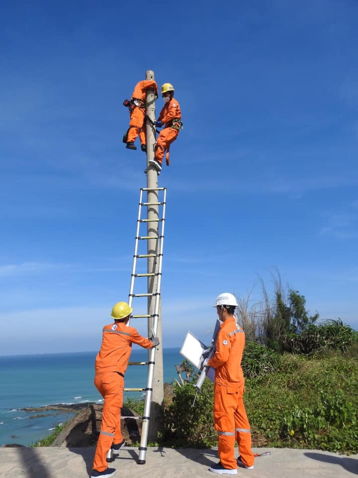 Lắp đặt hệ thống chiếu sáng trên đảo Phú Quý.