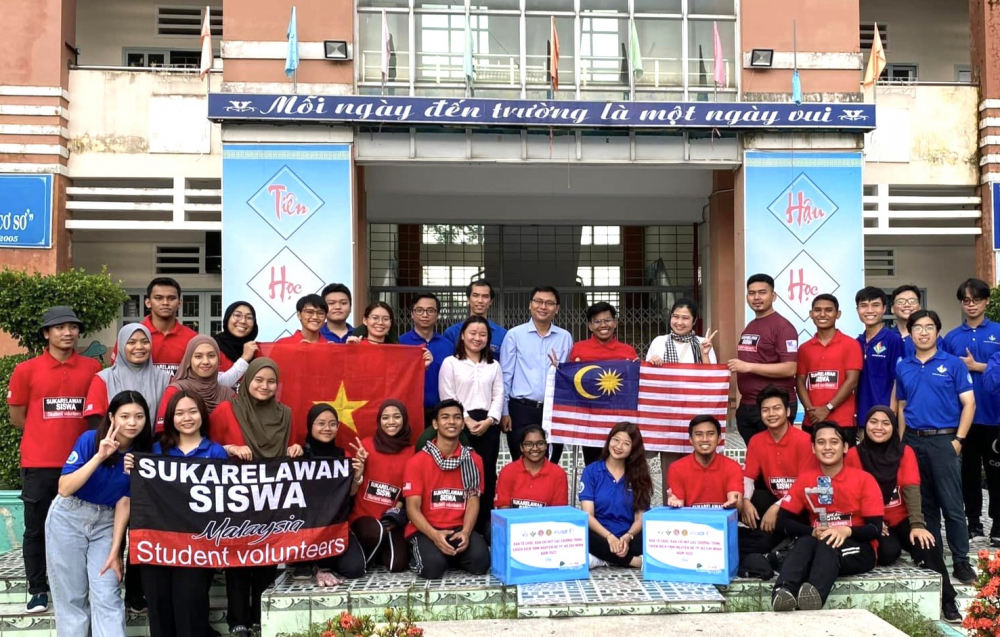 Thành đoàn đã tiếp nhận 71 sinh viên tình nguyện quốc tế Malaysia của tham gia các hoạt động tình nguyện tại phường Hiệp Thành (quận 12), xã Tân Nhựt (huyện Bình Chánh), xã Hiệp Phước (huyện Nhà Bè) và xã Tam Thôn Hiệp (huyện Cần Giờ) và mời gọi 28 sinh viên Lào đang học tập tại TPHCM tham gia các hoạt động tại xã Nhơn Đức, huyện Nhà Bè.