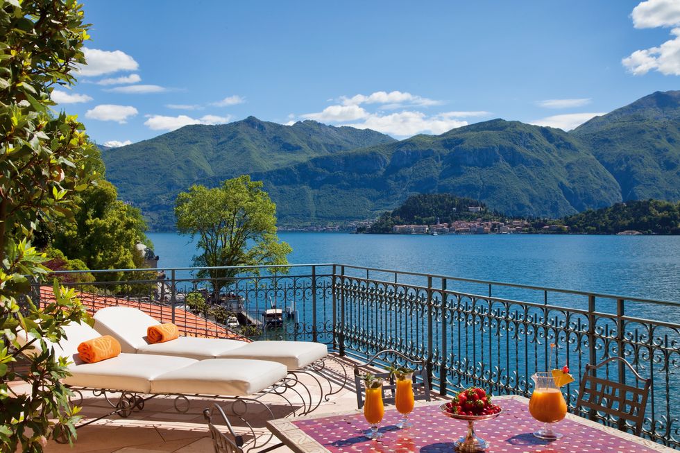 Khách sạn Grand Tremezzo, Hồ Como, Ý khách sạn lãng mạn ROBERTO BONARDI Tất cả lụa và vẻ đẹp lộng lẫy của một ngôi sao thời đại đã qua trong khách sạn theo trường phái tân nghệ thuật năm 1910 này. Các phòng đều rực rỡ trong ánh hào quang sang trọng và vẻ đẹp lộng lẫy mạ vàng — mỗi phòng đều hướng ra hồ nước hoặc khu vườn. Nước là điểm thu hút chính ở đây, vì vậy bạn có thể đậu mình tại một trong ba hồ bơi hoặc ngồi trên ghế dài ở bãi biển riêng bên hồ. Khách sạn có hai chiếc thuyền cổ điển (cũng như thuyền trưởng) để đưa bạn đi qua vùng nước pha lê trong một chuyến đi ấm cúng cho hai người.