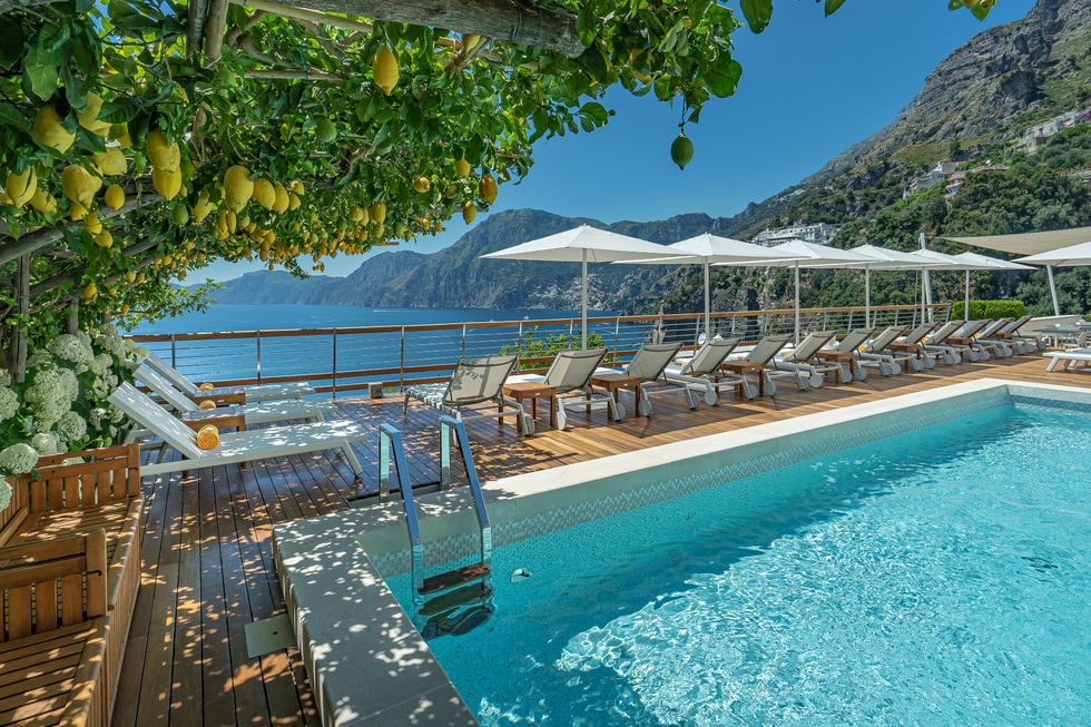 Casa Angelina, Praiano, Ý khách sạn lãng mạn ĐƯỢC PHÉP CỦA CASA ANGELINA Nếu có một nơi nào đó khiến bạn không thể rời mắt, thì chính là Casa Angelina, nằm trên những vách đá của Bờ biển Amalfi. Tất cả các phòng đều có tầm nhìn ra Địa Trung Hải trong tất cả sự hùng vĩ của nó. Những người theo chủ nghĩa tối giản sẽ đánh giá cao bảng màu trắng-trắng sang trọng cho phép cảnh biển và những ngọn núi xanh bên ngoài mỗi phòng trong số 42 phòng làm trung tâm. Hãy ngâm mình trong ngày tại bãi biển riêng của khách sạn, ngâm mình trong hồ bơi và khi ngày chuyển sang đêm, hãy thưởng thức bữa tối ngoài trời thân mật cho cả hai với đồ ăn Địa Trung Hải tươi ngon tại nhà hàng trên tầng mái. Tất cả những gì bạn phải tập trung vào là bầu trời đêm đầy sao, biển cả vô tận và lẫn nhau.