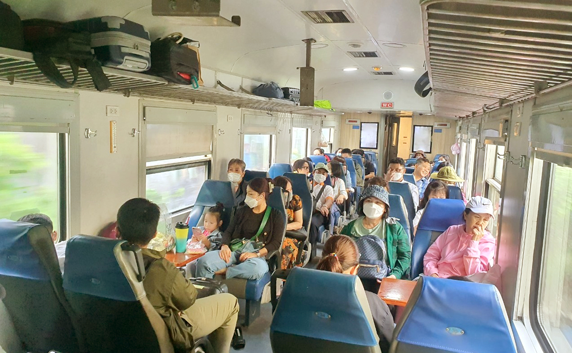 Các nhà chuyên môn cho rằng cần tăng cường nội dung để tour xe lửa TP.HCM - Đồng Nai hấp dẫn được du khách (trong ảnh: Hành khách đi xe lửa khởi hành từ ga Sài Gòn) - ẢNH: Q.T