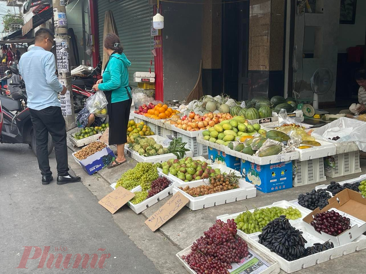 Tại các điểm bán trái cây, trái cây nội vẫn chiếm số nhiều hơn so với trái cây Trung Quốc.