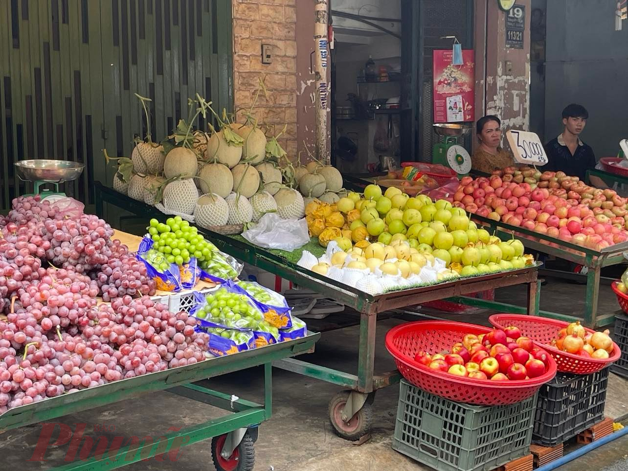 Trái cây Trung Quốc được bày bán nhiều tại các chợ lẻ TP.HCM.