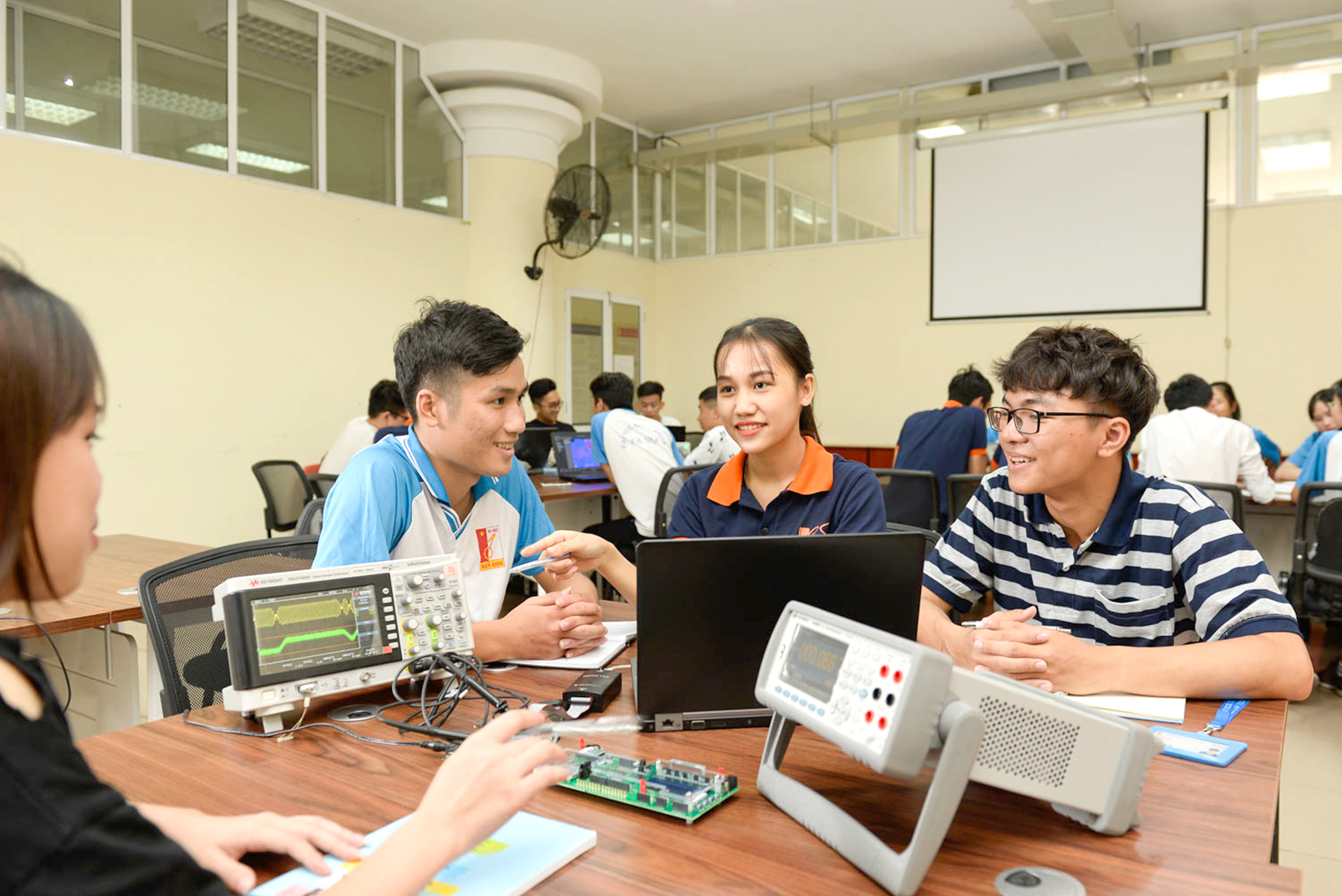 Sinh viên Trường đại học Bách khoa Hà Nội, một trong những cơ sở giáo dục đại học hàng đầu của Việt Nam trong lĩnh vực liên kết đào tạo quốc tế, trong giờ học điện tử viễn thông - ẢNH: KIM CHI