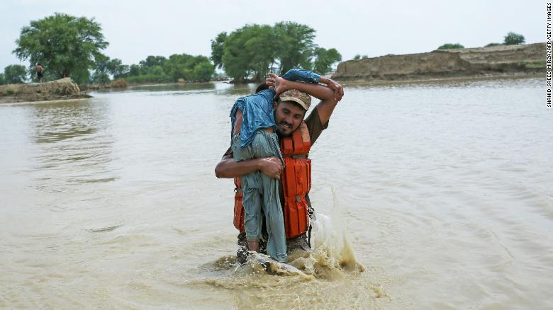 Một binh sĩ Pakistan giải cứu một đứa trẻ ở huyện Rajanpur bị ngập lụt, tỉnh Punjab, ngày 2/8.