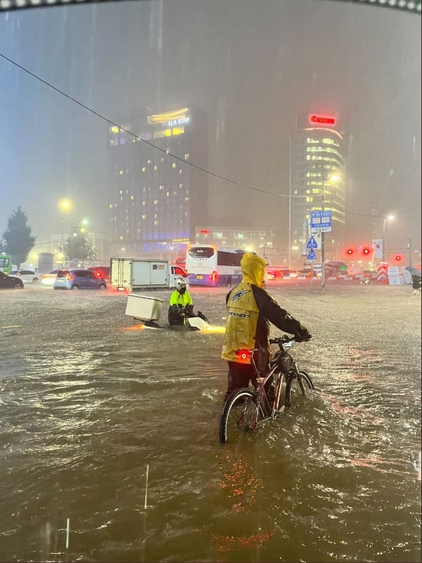 Đường phố ngập lụt ở trung tâm Gangnam, Seoul