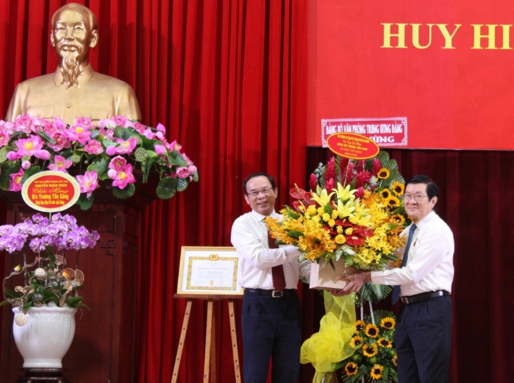 Bí thư Thành ủy TPHCM Nguyễn Văn Nên chúc mừng nguyên Chủ tịch nước Trương Tấn Sang nhận Huy hiệu 50 năm tuổi Đảng.