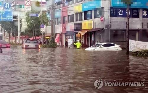 ác con đường ở thành phố cảng phía tây Incheon ngập nước vào ngày 8/8