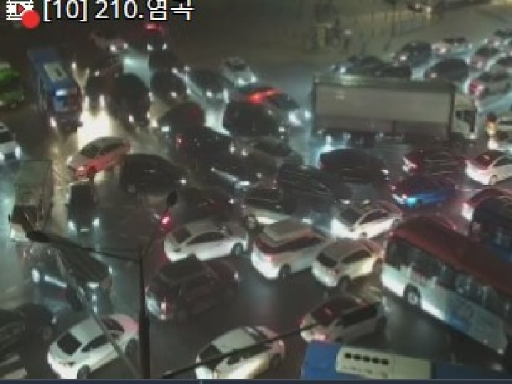 Một bức ảnh được đăng tải bởi Dịch vụ Vận tải & Thông tin Seoul trên Twitter cho thấy tình trạng tắc nghẽn giao thông nghiêm trọng tại một giao lộ của thủ đô