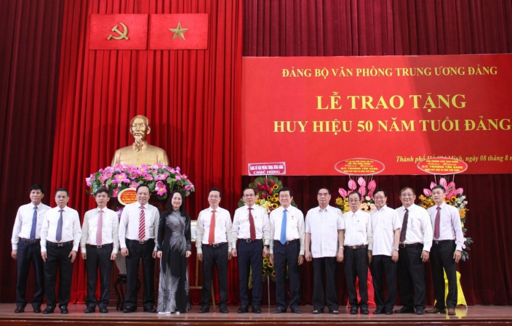 Lãnh đạo Đảng, Nhà nước và TPHCM chúc mừng nguyên Chủ tịch nước Trương Tấn Sang nhận Huy hiệu 50 năm tuổi Đảng.