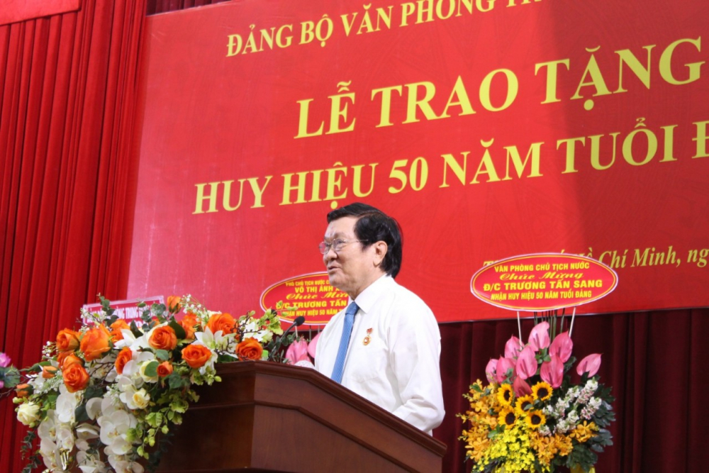 Nguyên Chủ tịch nước Trương Tấn Sang chia sẻ cảm nghĩ khi nhận Huy hiệu 50 năm tuổi Đảng.