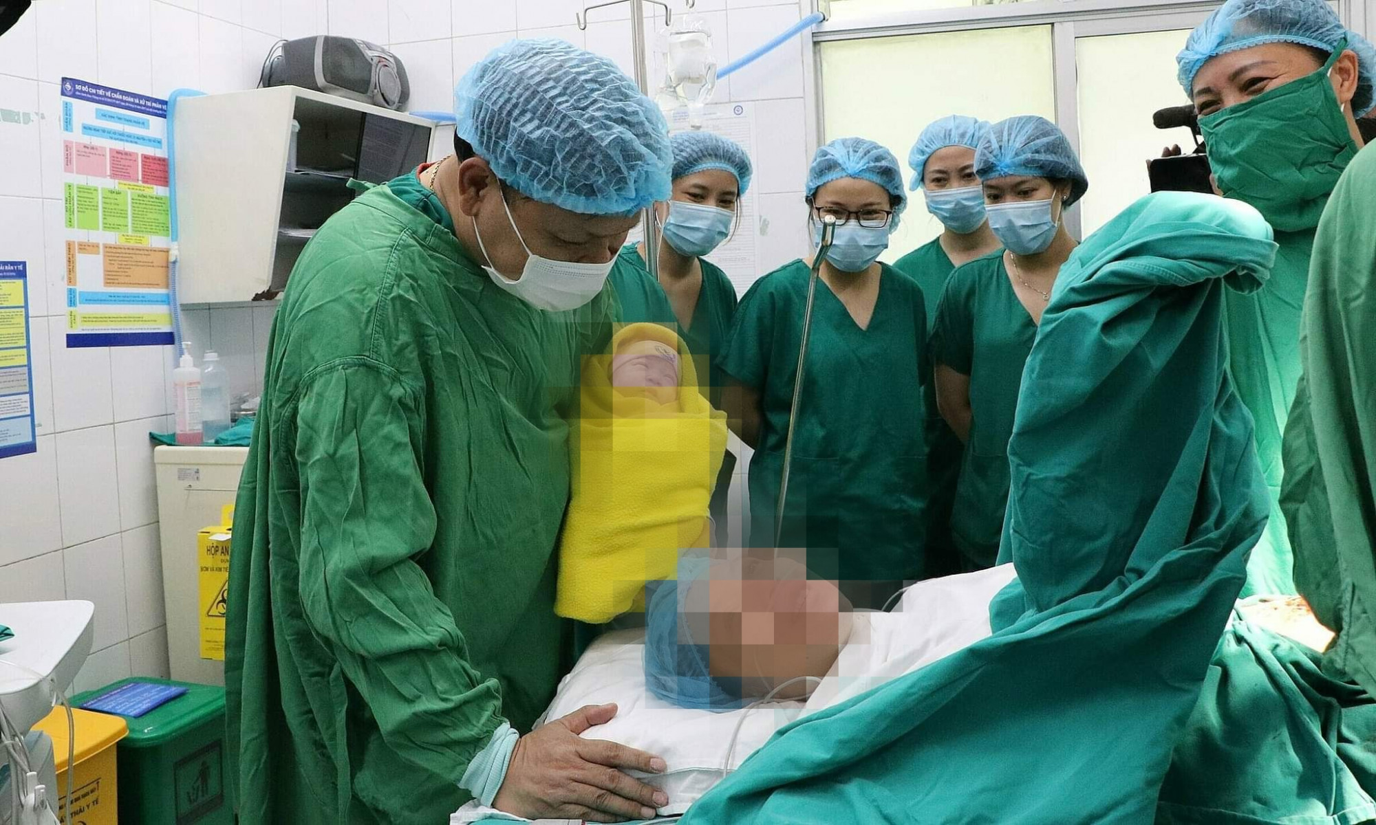 Các bác sĩ cứu thành công mẹ và bé sau khi bị vỡ tử cung ở tuần thứ 26