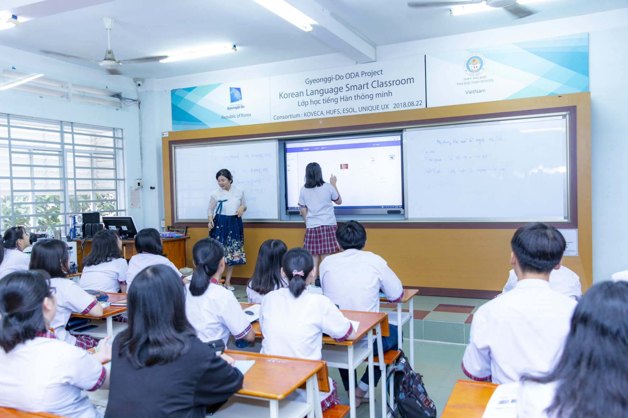 Một giờ học tiếng Hàn theo chương trình nhà trường của học sinh Trường THPT Thủ Đức