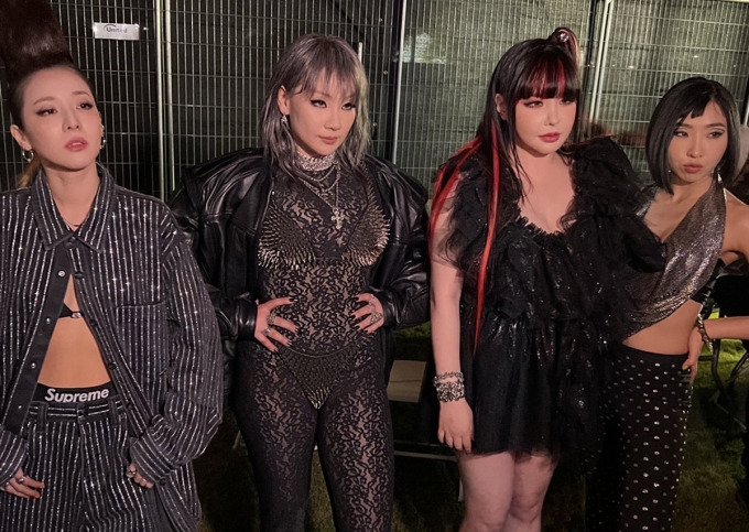 2NE1 khiến khán giả vỡ òa khi 4 thành viên cùng nhau biểu diễn sau 7 năm.