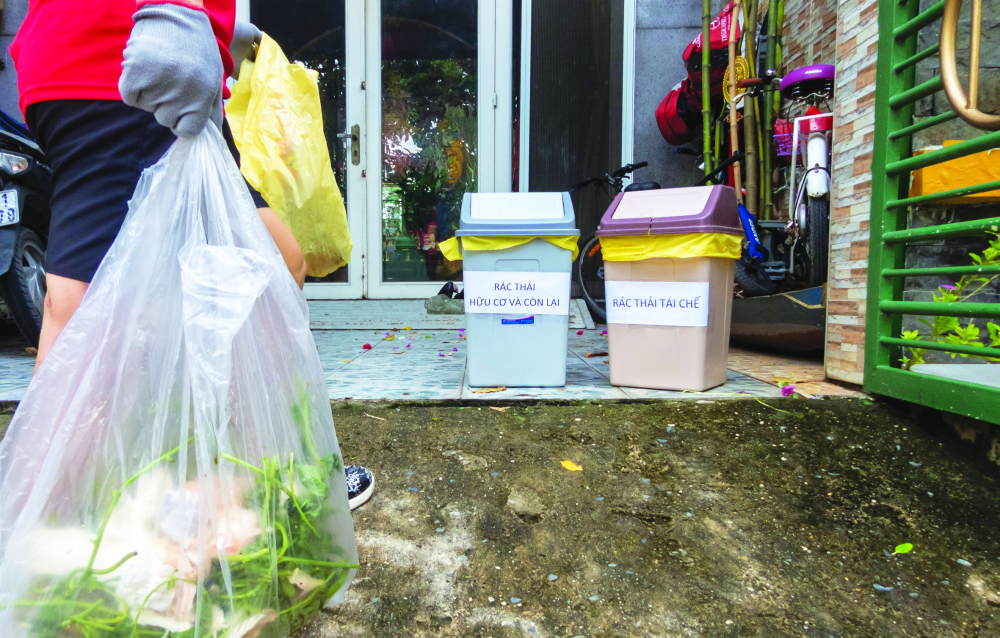 Trước khi Nghị định 45 có hiệu lực (từ ngày 25/8/2022) nhiều người dân ở TP.HCM đã phân loại rác (trong ảnh: Hộ dân ở khu phố 4, P.7, Q.8 phân loại rác tại nhà nhờ sự vận động của Hội Phụ nữ) ẢNH: PHÙNG HUY