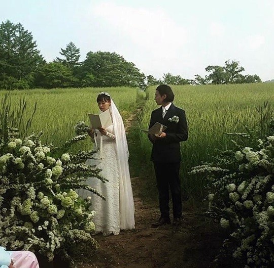 Năm 2015, diễn viên Won Bin và diễn viên Kim Na Young kết hôn bí mật tại một cánh đồng lúa mì ở eongseon, tỉnh Gangwon. Nam diễn viên nói muốn đám cưới là nơi lưu giữ cảm xúc, sự riêng tư nên cần tránh xa sự ồn ào. 