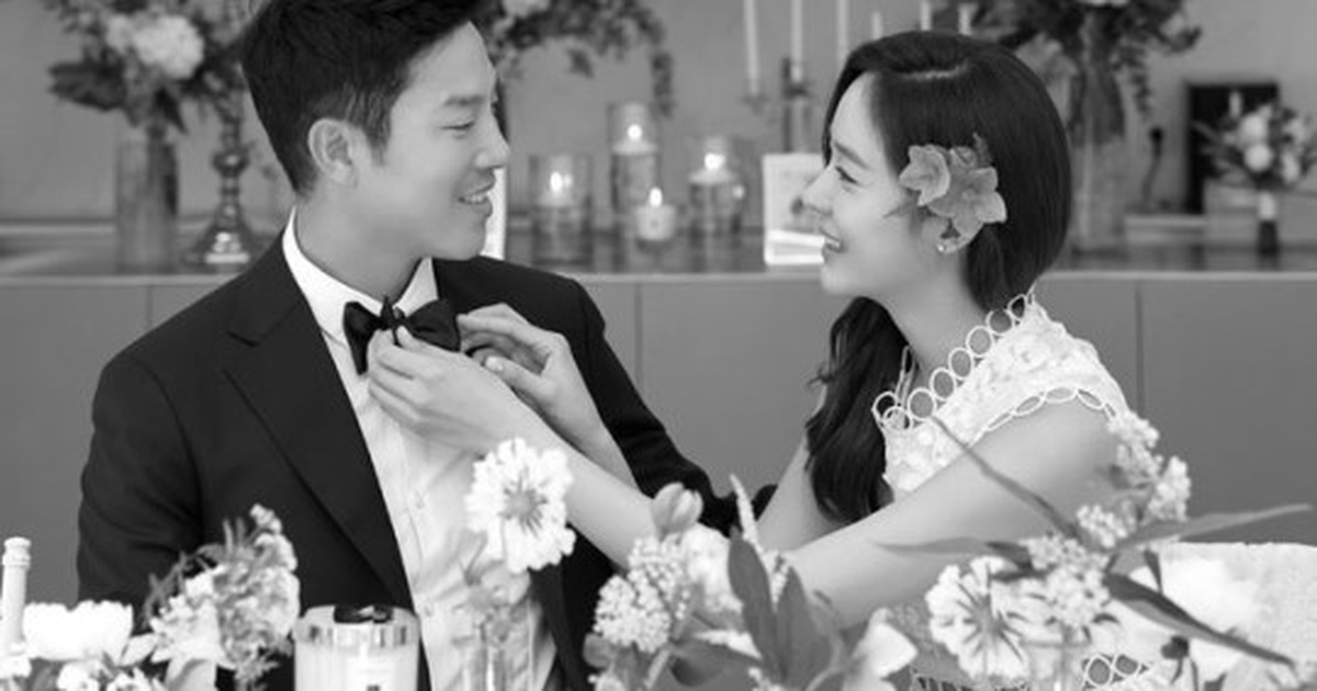 Diễn viên Sung Yuri và tay golf chuyên nghiệp Ahn Sung Hyun tổ chức lễ cưới chỉ có 10 người tham dự vào năm 2017. Cô dâu tự tay làm bánh tặng mọi người. Cả hai đều muốn có không khí yên bình, nhẹ nhàng trong lễ cưới. Họ quen biết 4 năm, hẹn hò 2 năm trước khi tiến tới hôn nhân