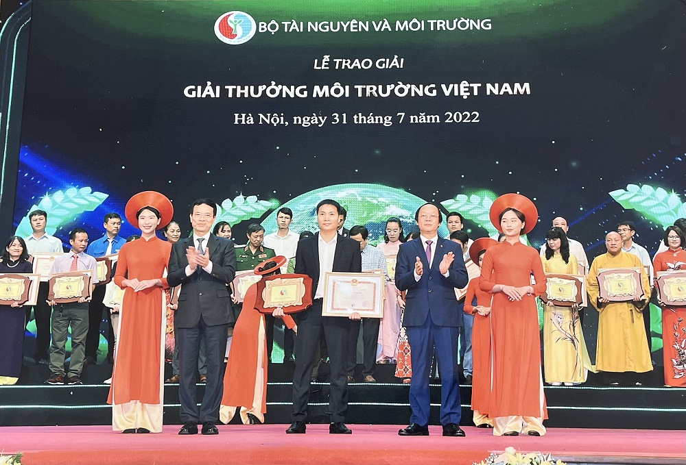 Đại diện Trang trại bò sữa Vinamilk Đà Lạt và các tổ chức, cá nhân đạt thành tích xuất sắc tại Giải thưởng Môi trường Việt Nam - Ảnh: Vinamilk
