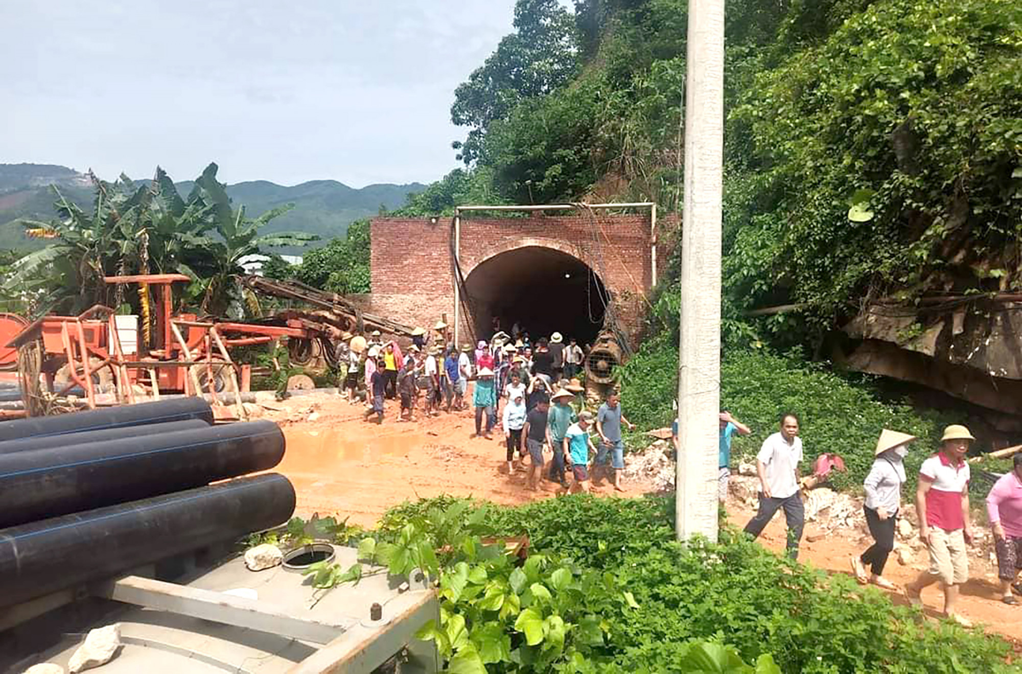 Người dân xã Châu Hồng kéo nhau vào đường hầm khai thác quặng của Công ty Tân Hoàng Khang