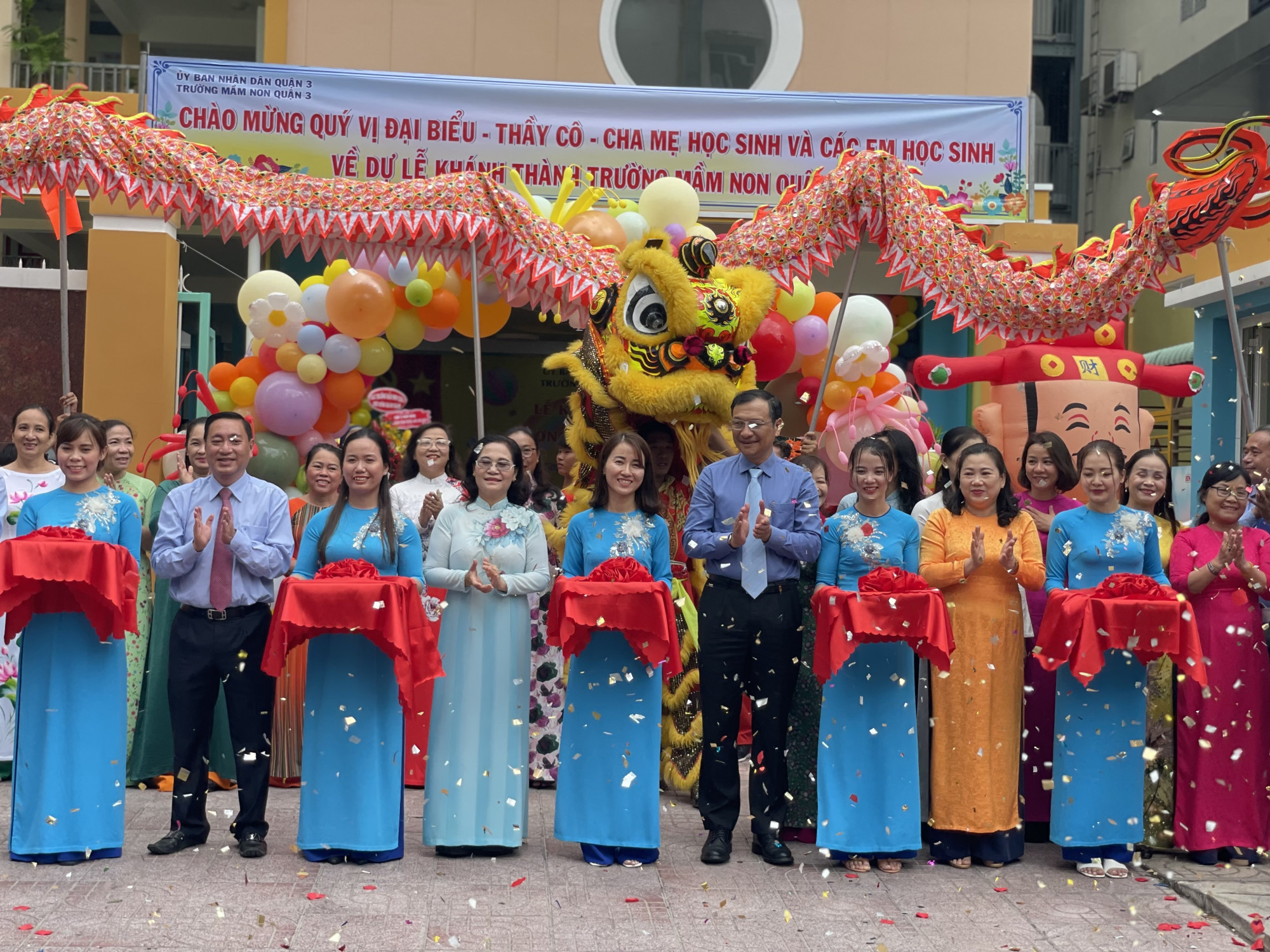 Các đại biểu cắt băng khánh thành Trường Mầm non Quận 3