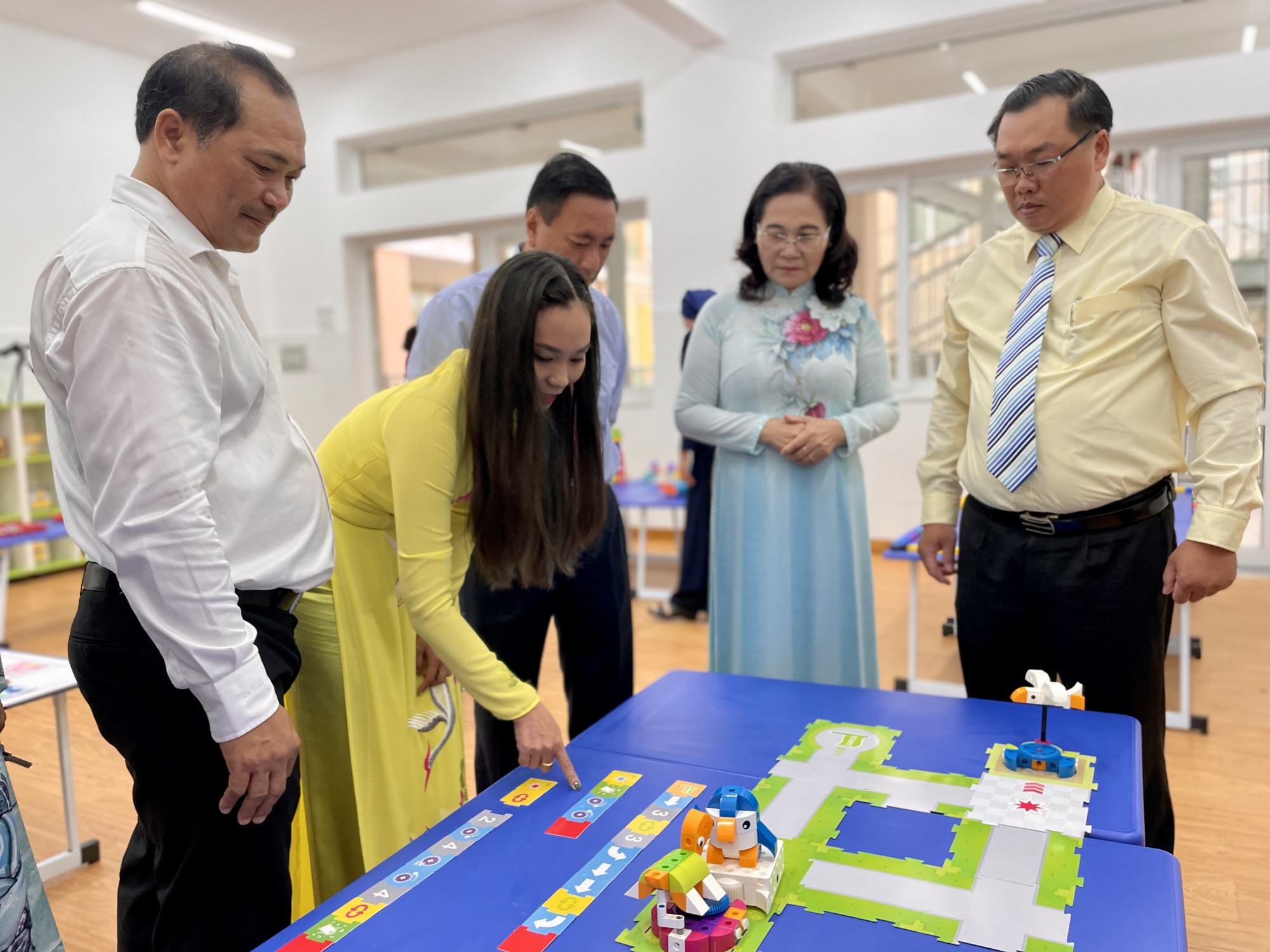 Phó Bí thư Thành ủy, Chủ tịch HĐND TPHCM thích thú tham quan cơ sở vật chấy nhà trường