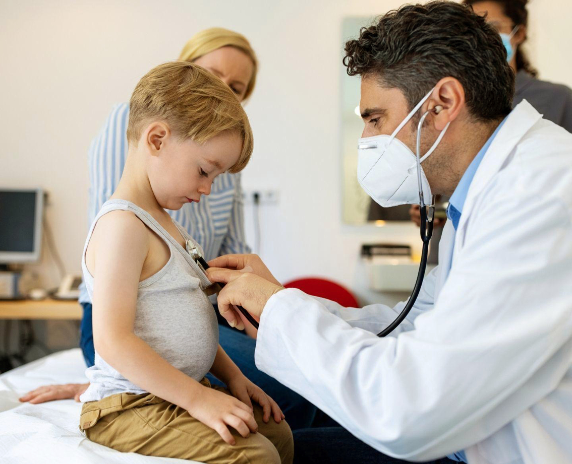 Trẻ em cần được bác sĩ thăm khám ngay khi có các triệu chứng nghi nhiễm bệnh đậu mùa khỉ - ẢNH: GETTY IMAGES