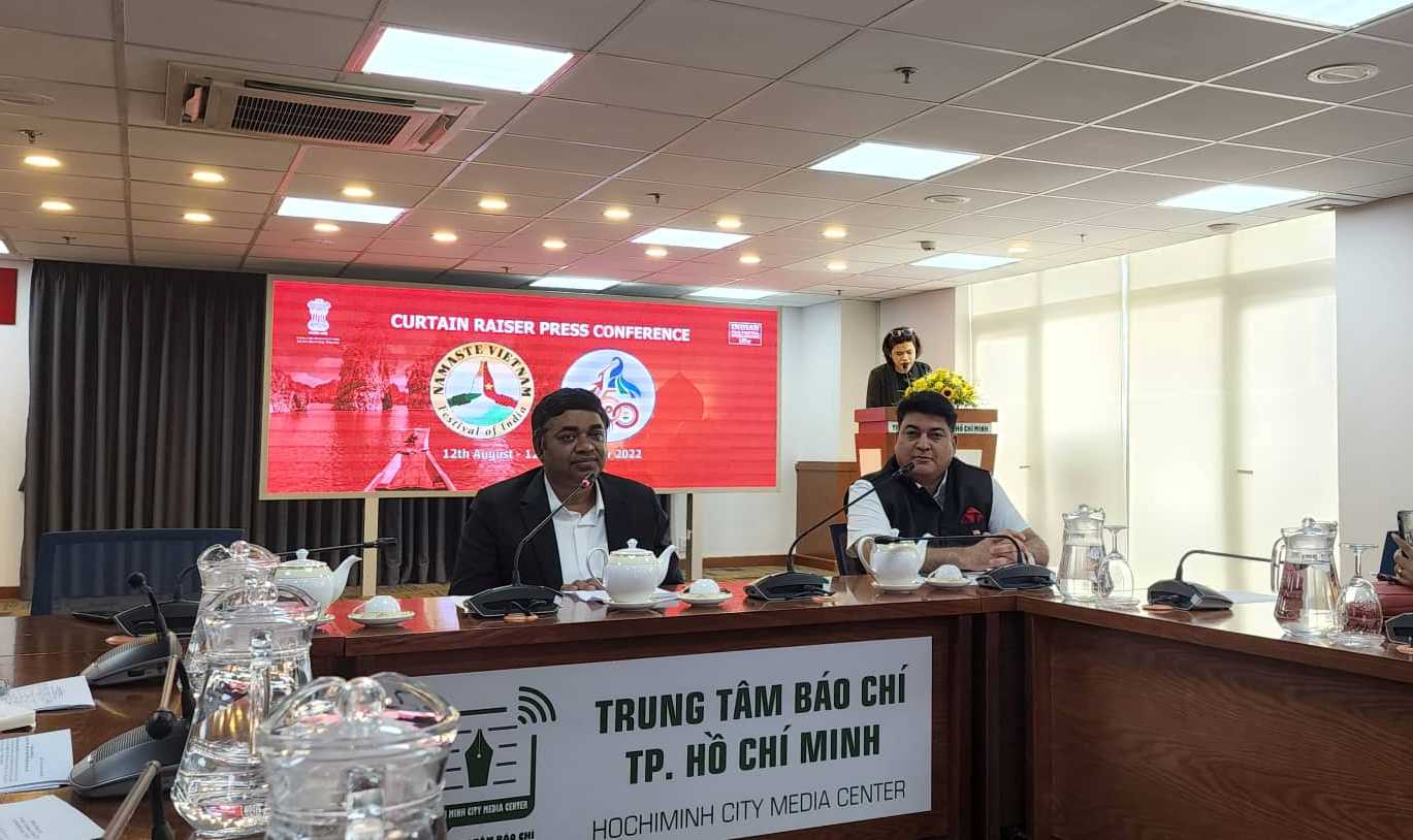 Ông Madan Mohan Sethi - Tổng Lãnh sự Ấn Độ tại thành phố Hồ Chí Minh (trái) và Đại uý Rahul Bali (phải) chia sẻ về “Lễ hội Namaste Việt Nam  tại cuộc họp báo ngày 10/8