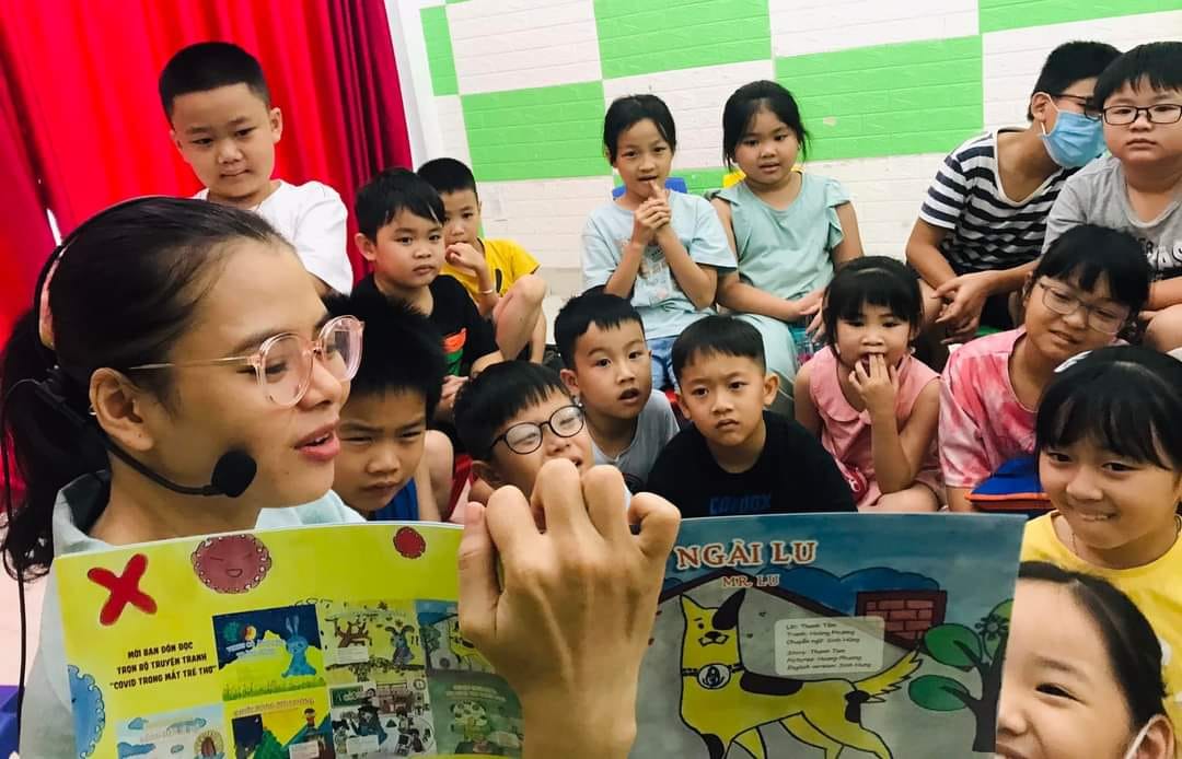 Câu chuyện Ngài Lu – tập sách thuộc bộ sách COVID trong mắt trẻ thơ được các em nhỏ hào hứng lắng nghe