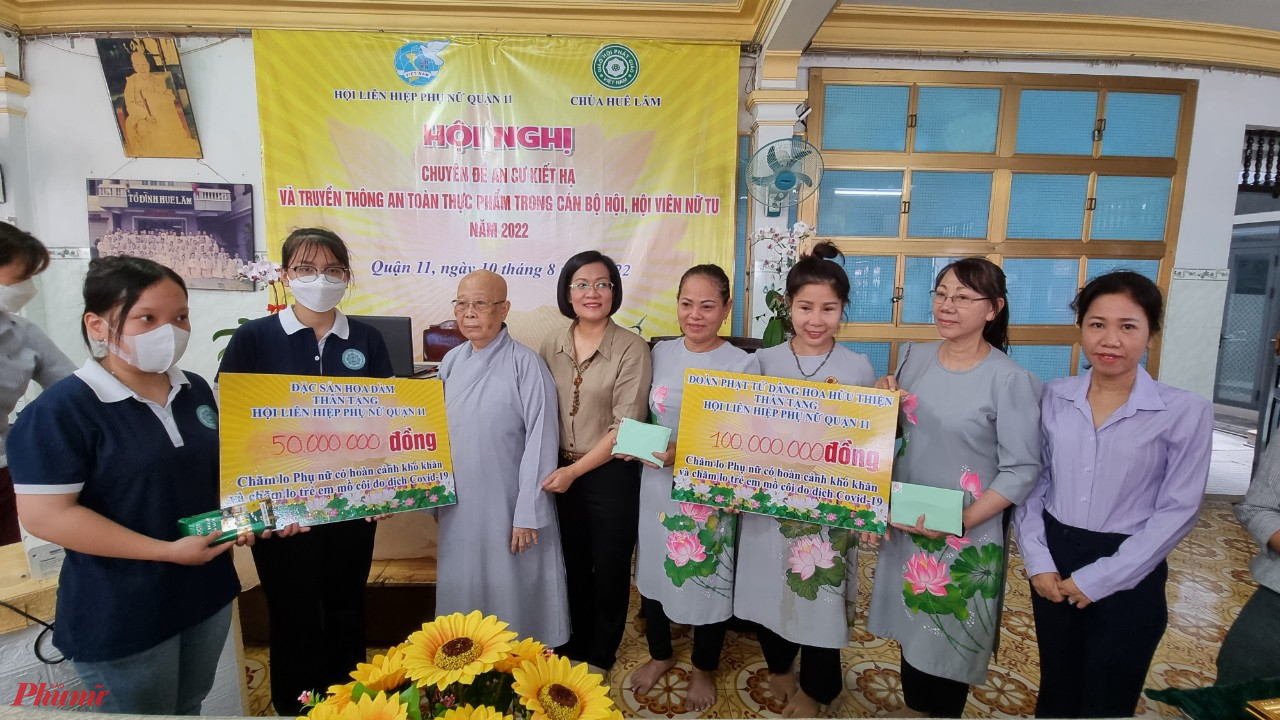 Đoàn Phật Tử Dâng Hoa Hữu Thiện trao tặng 100 triệu đồng và Đặc San Hoa Đàm trao tặng 50 triệu đồng đến Hội LHPN quận 11 để thực hiện các hoạt động chăm lo phụ nữ khó khăn và trẻ em mồ côi. 