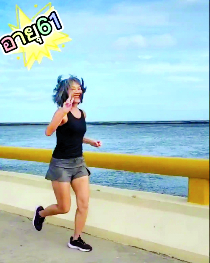 Bà Nadrda Suksuthamwong chạy bộ trong một video đăng trên kênh TikTok cá nhân