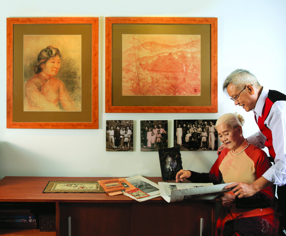 Nhà nghiên cứu Ngô Kim Khôi và mẹ - bà Nguyễn Thị Ngọc Trâm - bên tranh cha ông - họa sĩ Nam Sơn - ẢNH: HARRY NGUYỄN HÙNG CƯỜNG