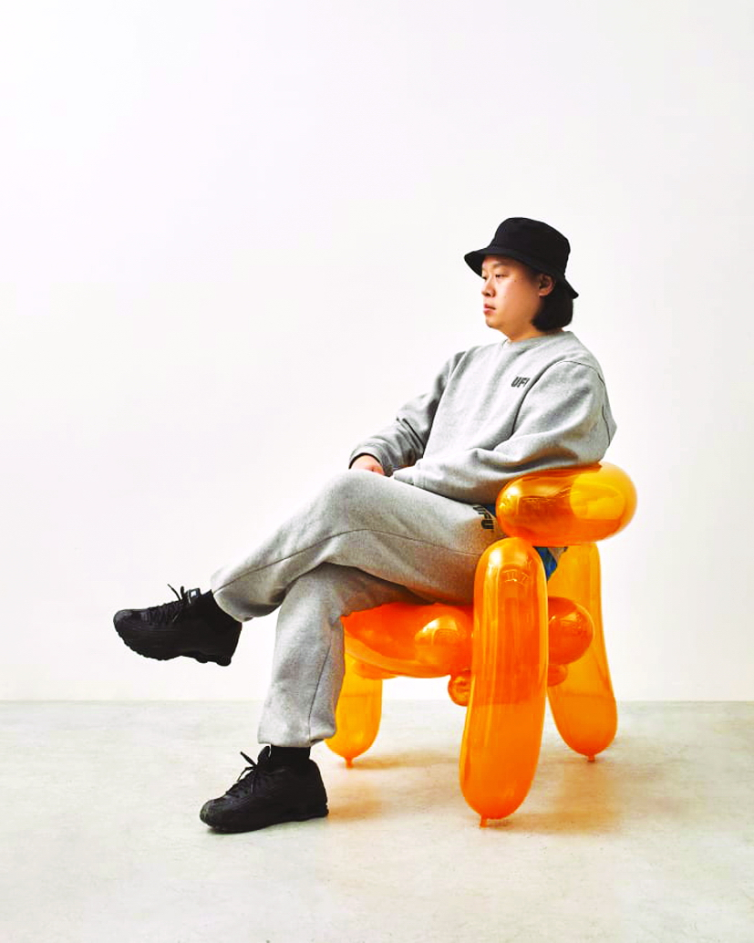 Nhà thiết kế Seungjin Yang với chiếc ghế bằng bong bóng do anh làm ra