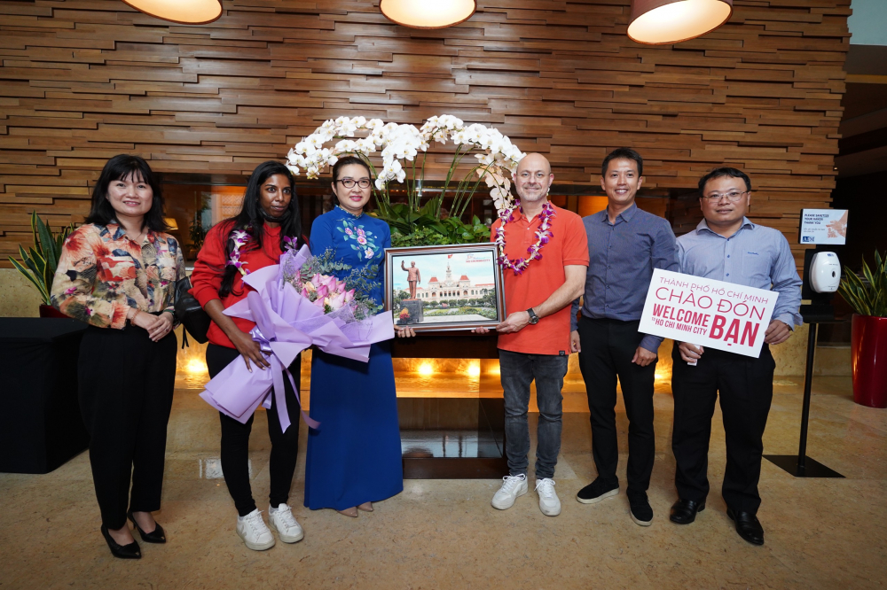 Bà Bùi Thị Ngọc Hiếu - Phó giám đốc Sở Du lịch TPHCM tặng quà cho ông Charl Potgieter, lãnh đạo công ty ABSA và là trưởng đoàn MICE
