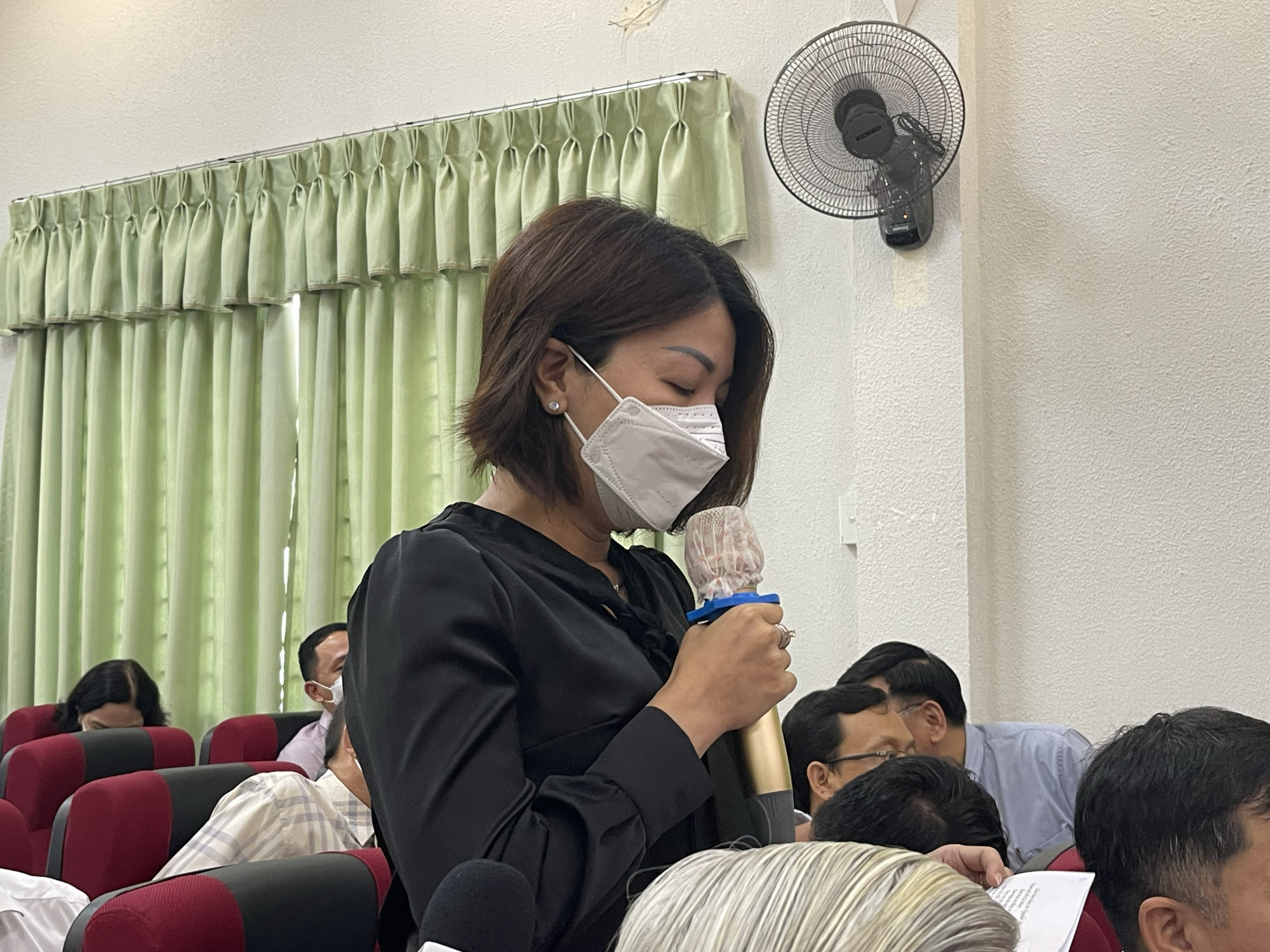 Một nhân viên y tế đã bày tỏ tâm tư trong buổi trò chuyện với lãnh đạo TPHCM. Ảnh: Thanh Huyền.