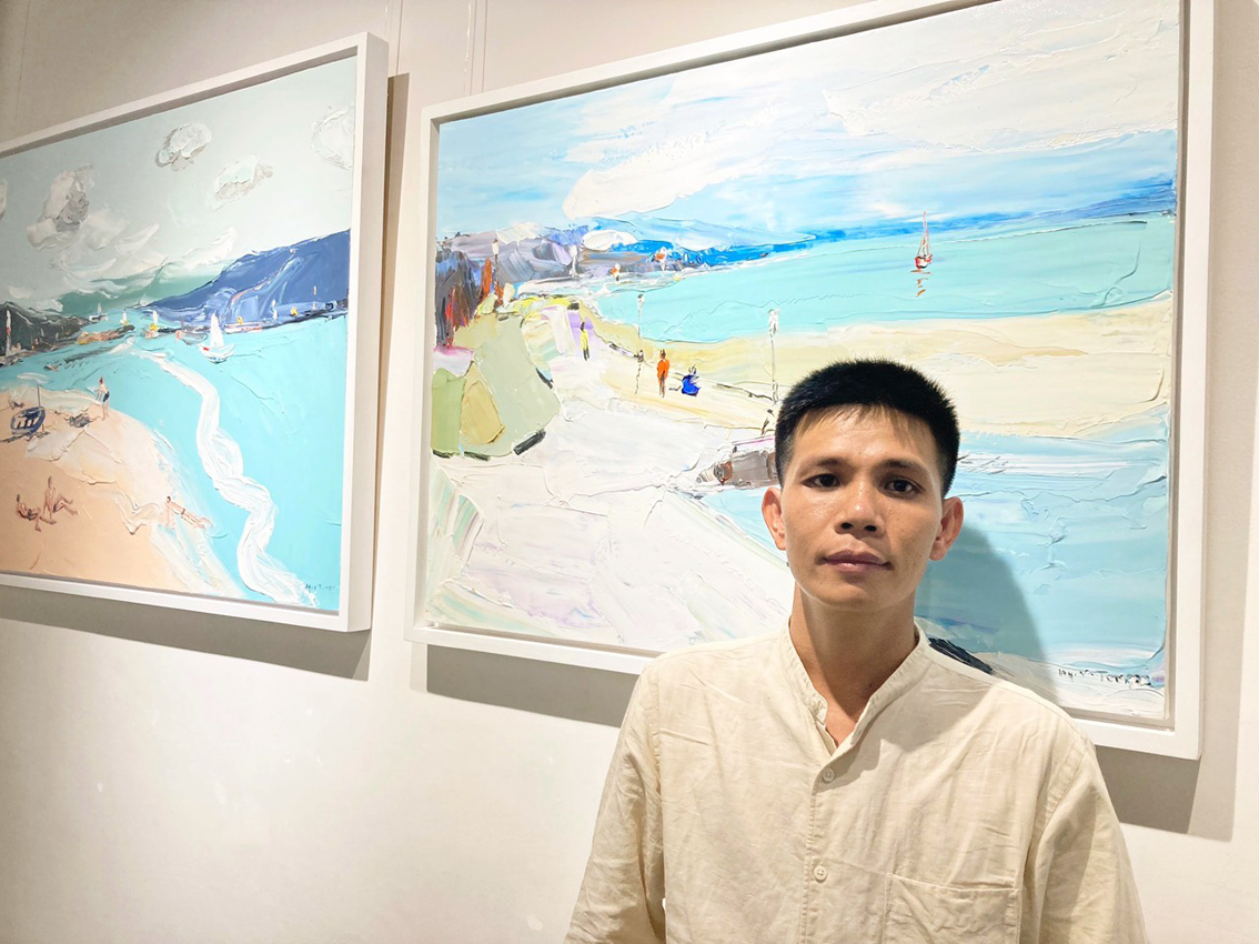 Họa sĩ Nguyễn Văn Tùng tại triển lãm cá nhân Bến quê - ảnh: d.m.