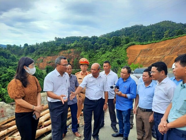 Đoàn Ủy ban An toàn giao thông Quốc gia cùng lãnh đạo tỉnh Thừa Thiên- Huế đến kiếm tra hiện trường vụ tai nạn giao thông đặc biệt nghiêm trọng