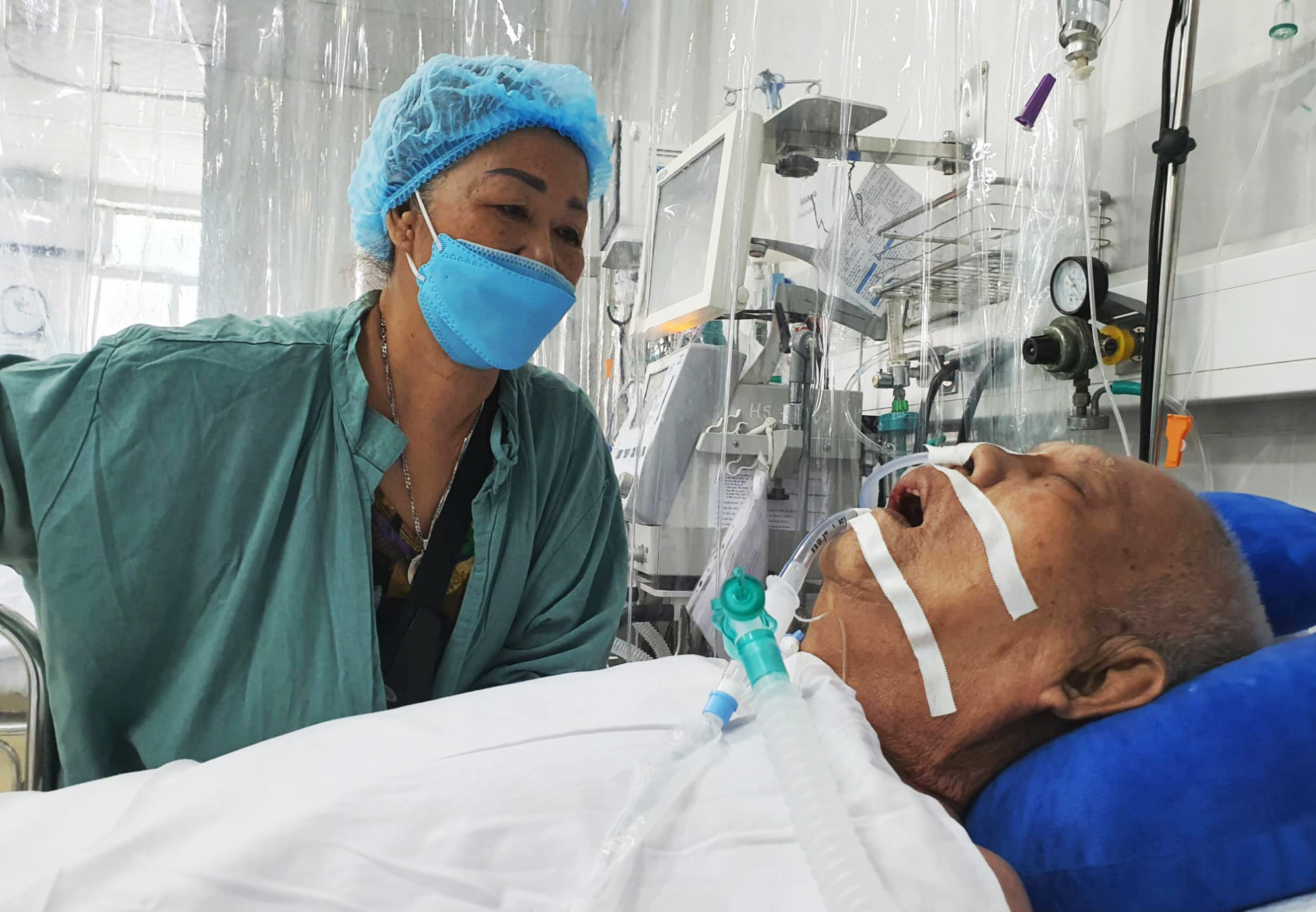 Bà Nguyễn Ngọc Lệ chăm sóc nhạc sĩ Vinh Sử tại Bệnh viện Nhân dân Gia Định