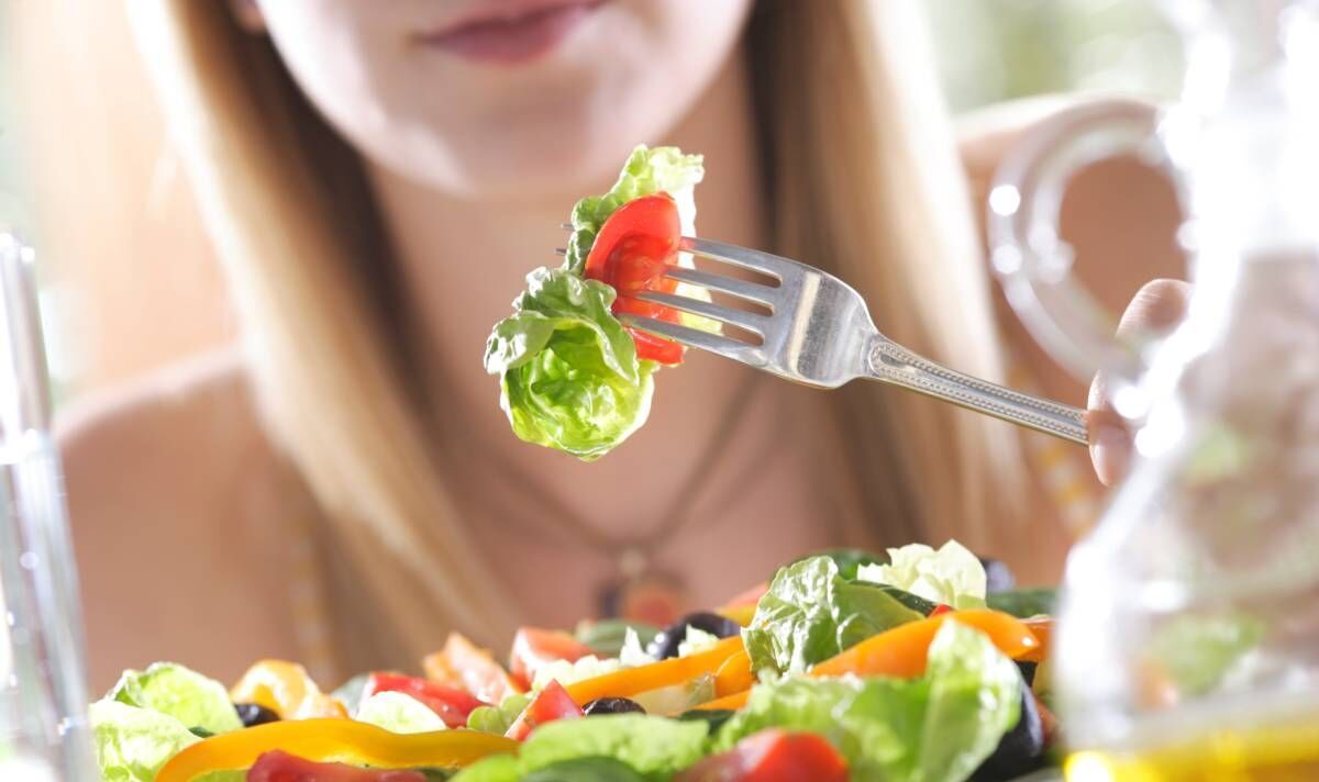 Người ăn chay nên bổ sung thêm protein, canxi để phòng tránh chứng gãy xương hông - Ảnh:
