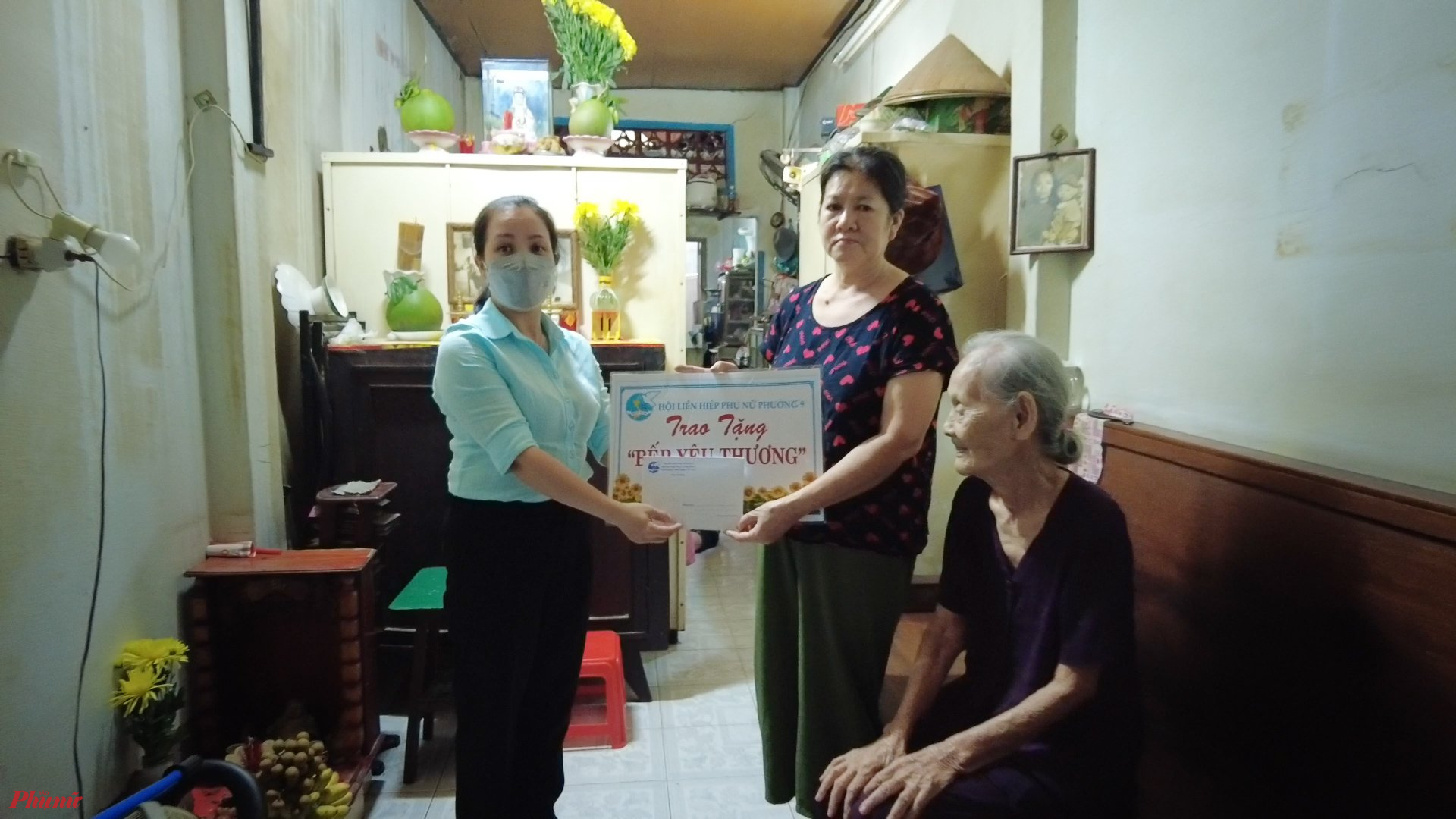 Hội LHPN phường  trao tặng bếp yêu thương cho gia đình bà Cúc