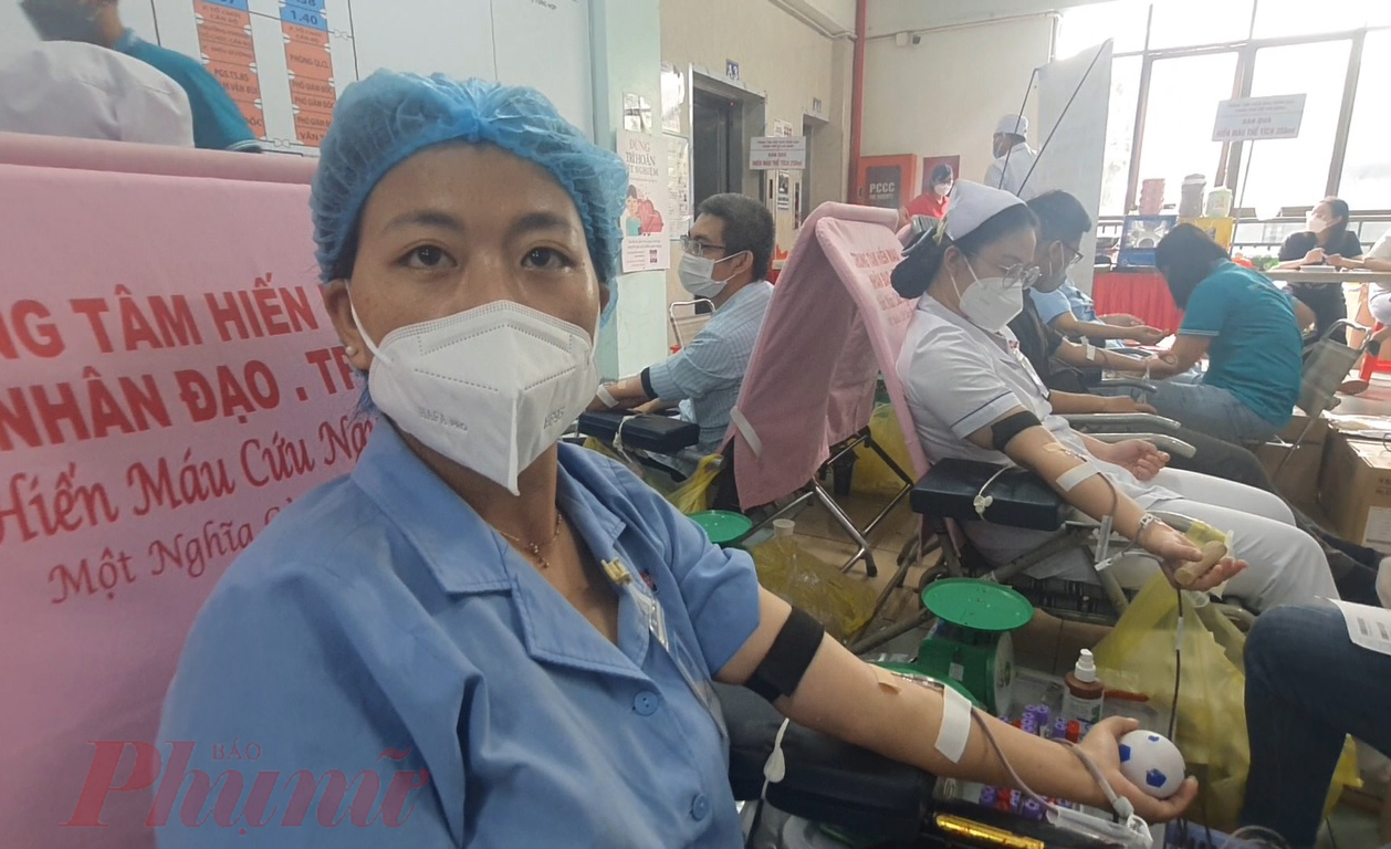 Chị Võ Thị Mỹ Nhung - Hộ lý bệnh viện chia sẻ: Mỗi khi bệnh viện có chương trình hiến máu thì tôi đều tham gia hiến, tuy rằng phần máu tôi hiến rất nhỏ nhoi nhưng 
