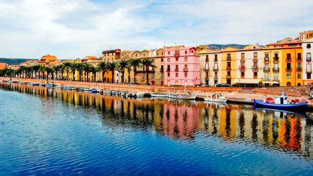 Bosa Bosa, Ý Bosa được chia thành hai phần bởi sông Temo. Archivio RAS lịch sự Ngôi làng thời trung cổ này, còn được gọi là Sa Costa, bị chia cắt thành hai phần bởi con sông Temo. Con sông có thể điều hướng duy nhất của khu vực thu hút những người yêu thích chèo thuyền kayak, vùng nước của nó phản chiếu các tòa nhà nhiều màu của khu cổ nằm ở phía tây của Sardinia. Ở đây, những ngôi nhà đơn giản của nghệ nhân được đặt cạnh những cung điện xa hoa bằng đá magma màu hồng sáng bóng. Bosa đã từng nổi tiếng với ngành công nghiệp làm da và vẫn còn đầy ắp các cửa hàng lịch sử, nơi nghệ thuật thuộc da đã được truyền lại qua nhiều thế hệ, cũng như các cửa hàng bán đồ trang sức bằng san hô và giỏ asphodel. Được xây dựng bởi gia đình Tuscan Malaspina vào thế kỷ 12, Lâu đài Serravalle nhìn ra thị trấn. Bạn có thể chiêm ngưỡng toàn bộ pháo đài đầy ấn tượng từ nhà hàng-khách sạn I Giardini Malaspina , nơi có sân hiên và quầy bar.