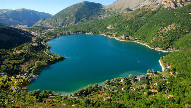 Scanno Hồ Scanno Lago di Scanno được tạo ra sau một trận lở đất khổng lồ từ Núi Genzana rơi xuống. Lịch sự Cesidio Silla / Regione Abruzzo Nằm ở vùng Abruzzo hoang dã của miền trung nước Ý, Scanno là một thiên đường nông thôn. Từng là hang ổ của bọn cướp và những kẻ sống ngoài vòng pháp luật, ngôi làng xinh đẹp nép mình trong Dãy núi Apennine này có sự kết hợp tuyệt vời giữa kiến ​​trúc Baroque, Romanesque và Gothic. Được trang trí bằng cổng, mặt nạ và thiên thần, các mặt tiền, biệt thự, nhà thờ và đài phun nước ấn tượng của nó ban đầu được ủy thác bởi các gia đình chăn cừu giàu có, những người cạnh tranh với nhau để đảm bảo tài sản của họ là đẹp nhất. Ngôi làng cũng tự hào có nhiều ngôi nhà bằng đá và gỗ nhỏ khác nhau trông giống như một thứ gì đó trong cảnh Chúa giáng sinh. Scanno nhìn ra một cái hồ hình trái tim được đặt theo tên của nó, mà một số người cho rằng nó sở hữu sức mạnh ma thuật. Nằm trong một lâu đài theo phong cách Tự do những năm 1930, nhà hàng Roma của khách sạn phục vụ các món ăn của vùng sử dụng các sản phẩm địa phương.