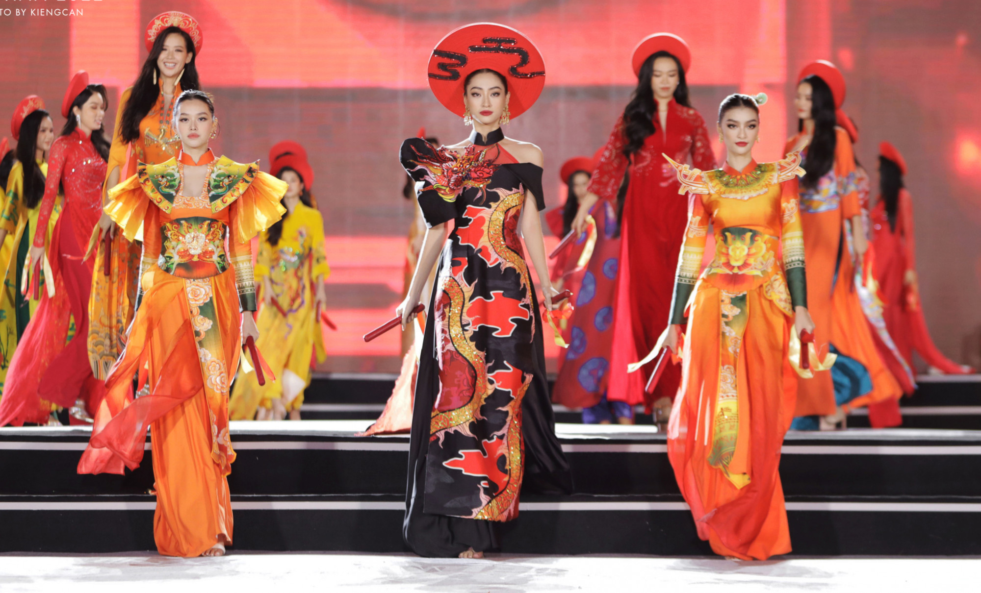 Top 3 Hoa hậu Thế giới Việt Nam 2019: hoa hậu Lương Thuỳ Linh (giữa), á hậu 1 Kiều Loan (phải) và á hậu 2 Tường San