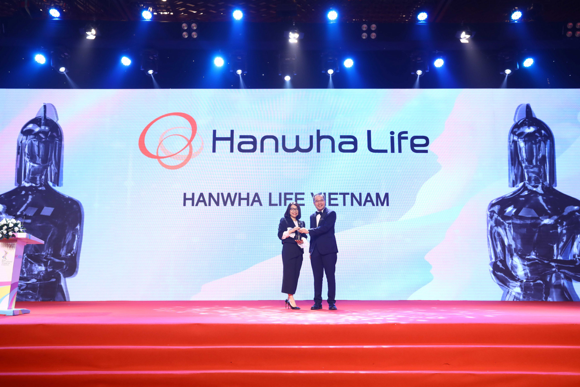 Đại diện Hanwha Life Việt Nam nhận cúp tại lễ trao giải “Nơi làm việc tốt nhất châu Á” năm 2022